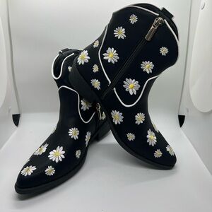 BRAND NEW Cato Comfort Daisy embroidered ankle boots - size 7